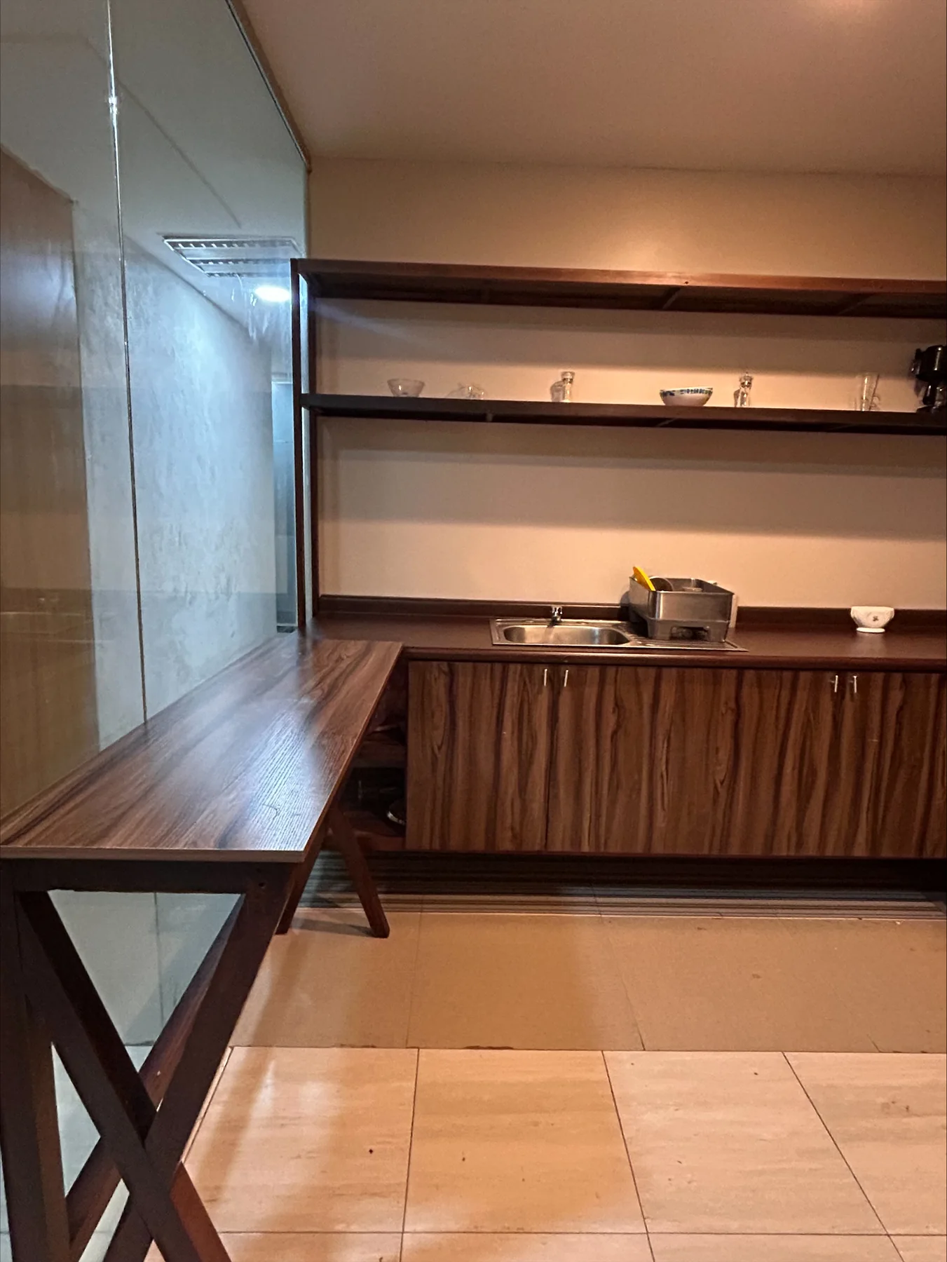 Cocina con barra de madera y gabinetes