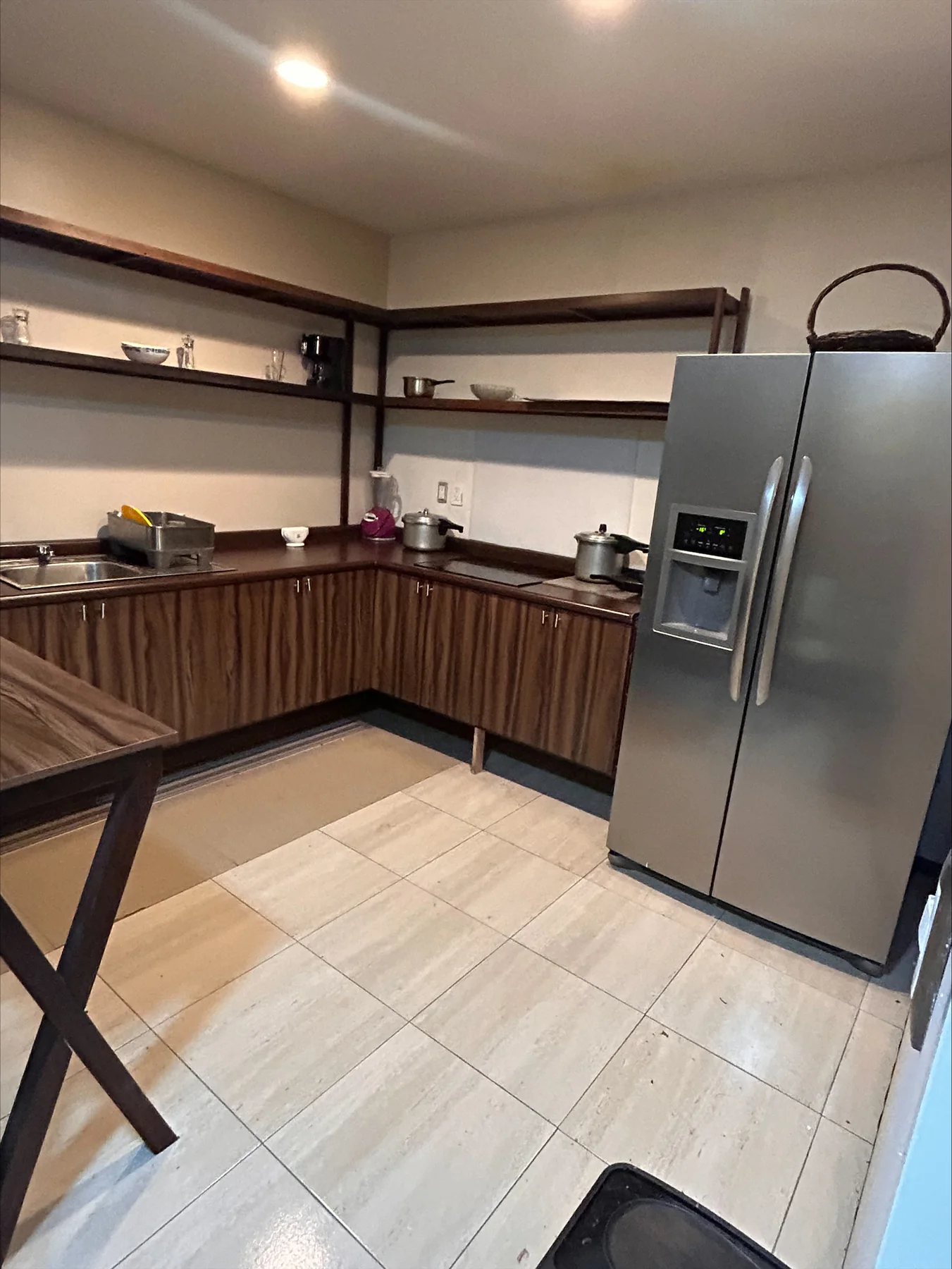 Cocina amplia equipada con refrigerador y gabinetes