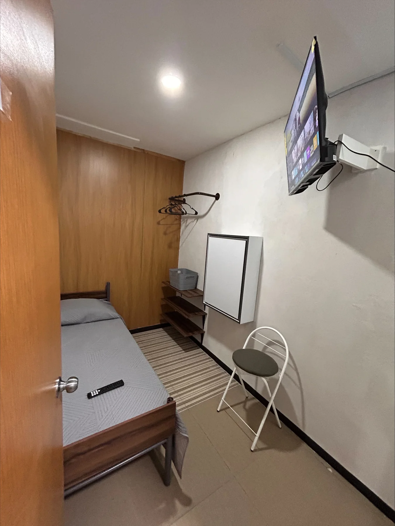 Habitación individual con televisión y escritorio