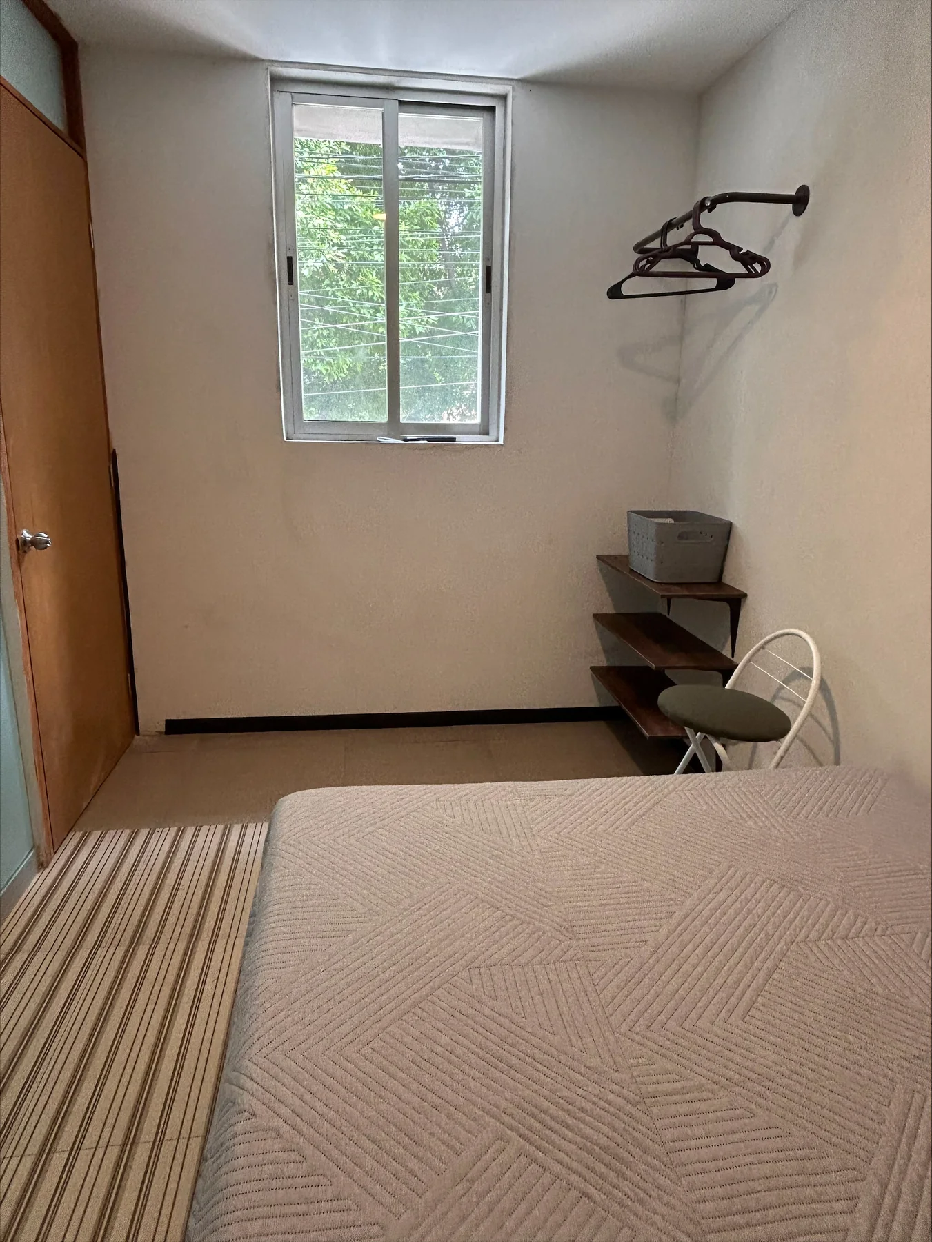 Habitación individual con ventana y cama preparada