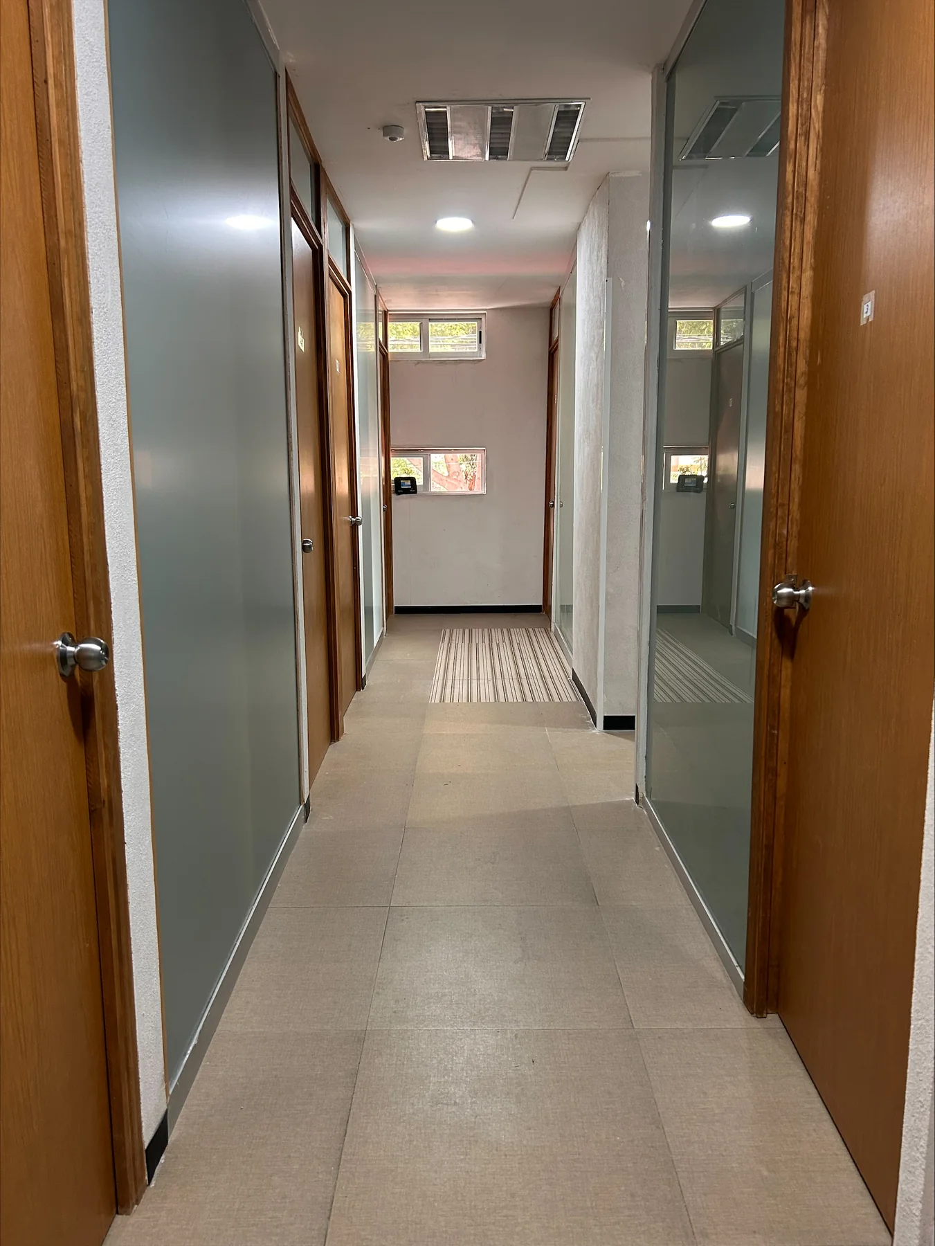 Pasillo interior iluminado con accesos a habitaciones
