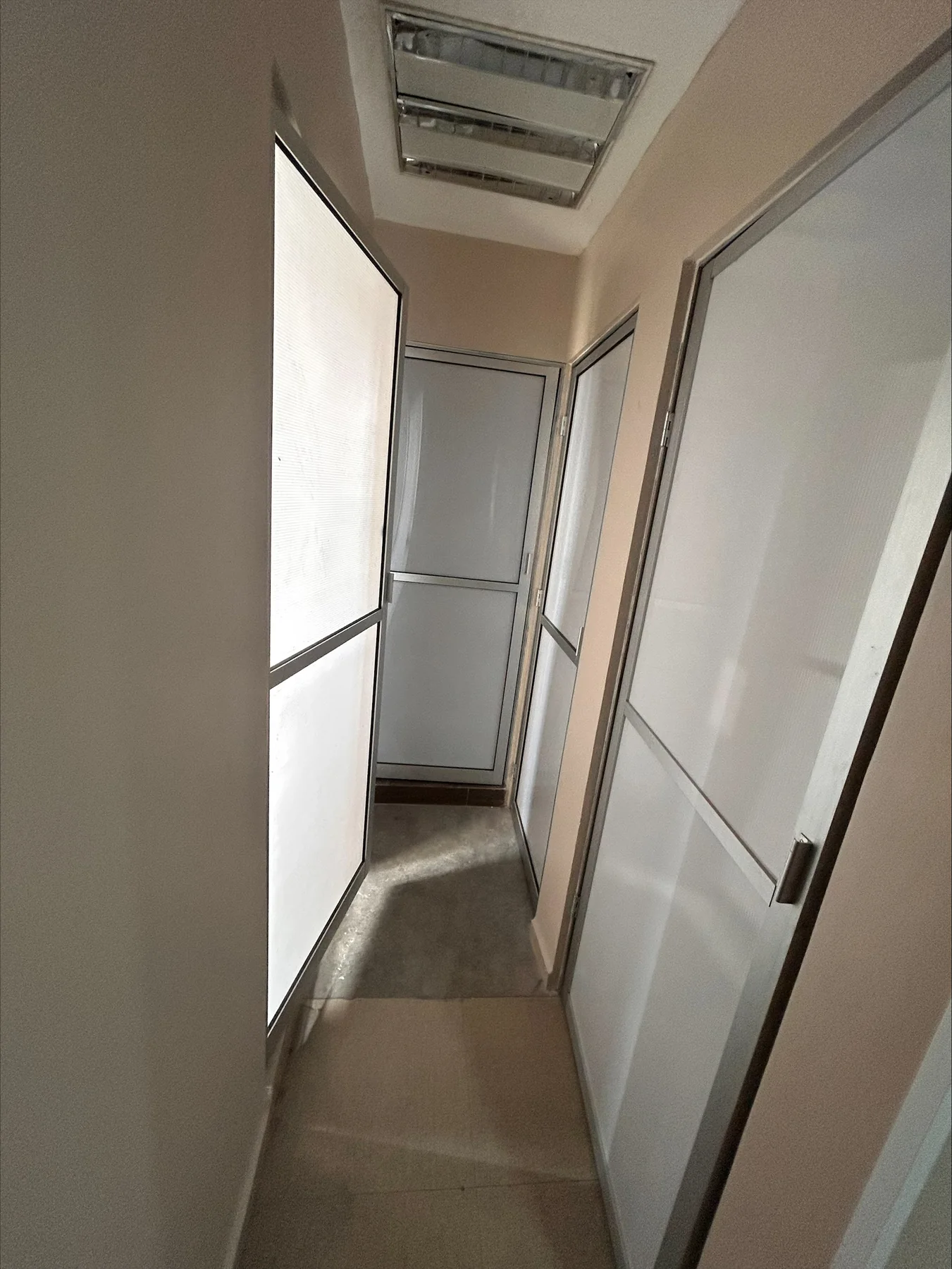 Pasillo interior con accesos a sanitarios